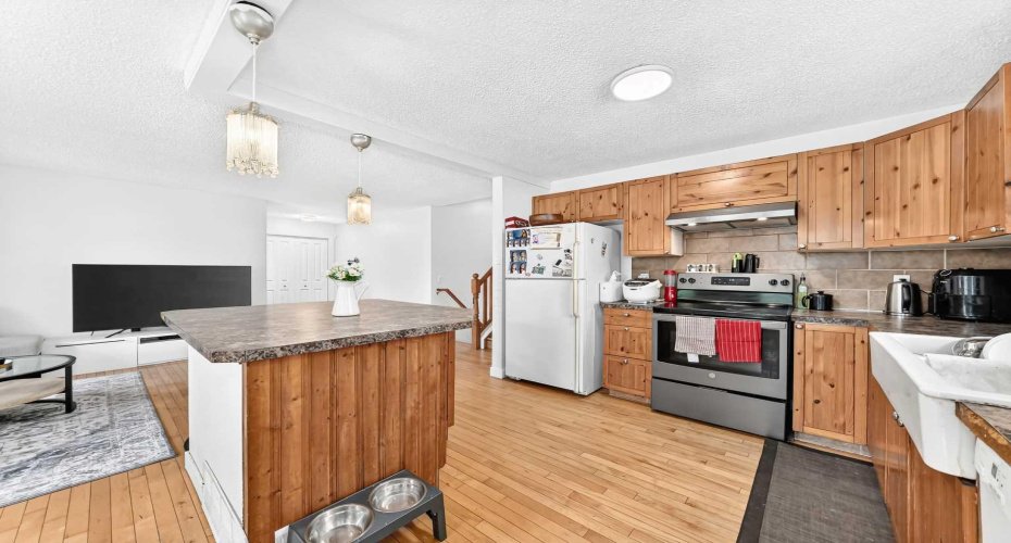 11 Bedford Drive, Calgary, Alberta T3K 1L2, 3 Bedroom Bedrooms, 0 ,3 BathroomBathrooms,Residential,For Sale,Bedford,0,A2327391