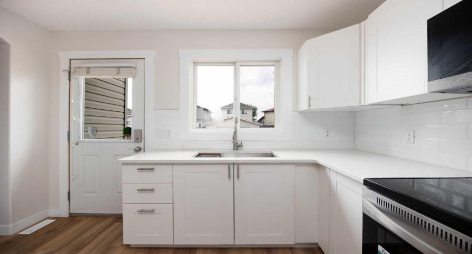 Lots of counter space, bright kitchen