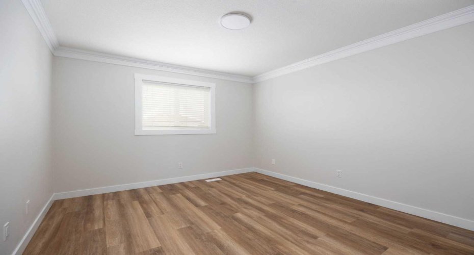 Crown moulding with vinyl plank floors in bedrooms