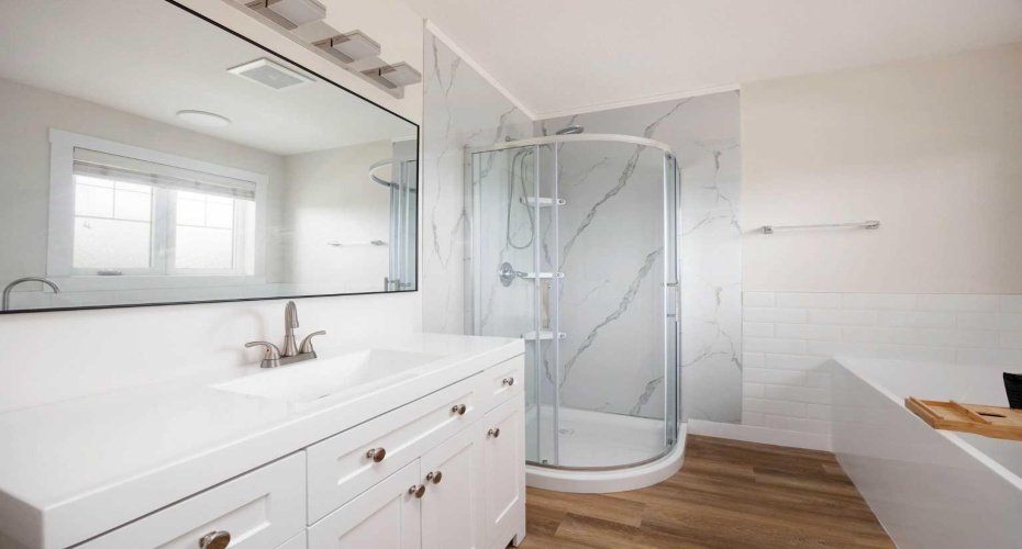 Love the large counter space and soaker tub