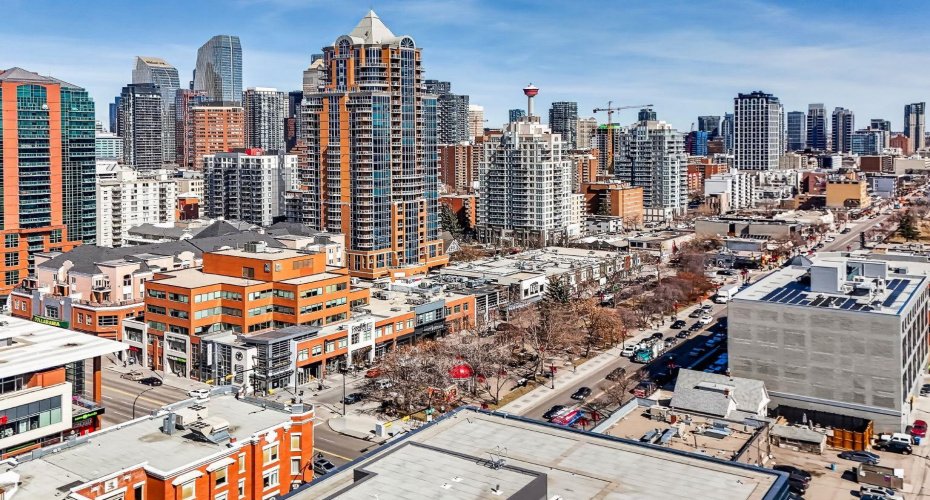 2 blocks from 17th Ave and minutes from downtown