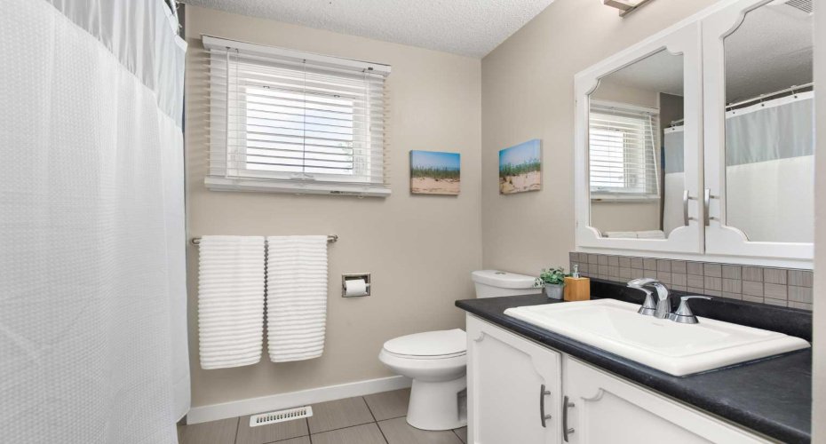 92 Sharpe Crescent, Medicine Hat, Alberta T1B3Y6, 4 Bedroom Bedrooms, 0 ,2 BathroomBathrooms,Residential,For Sale,Sharpe,0,A2327637