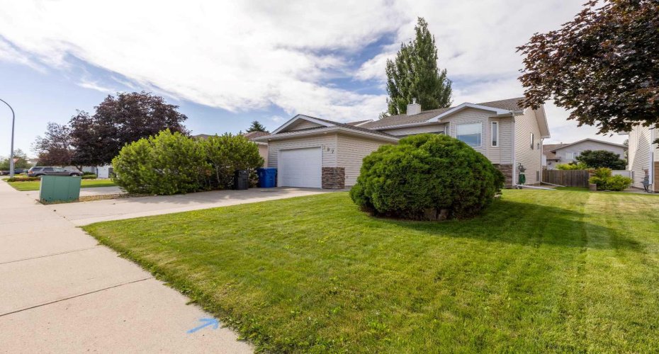 187 Cougar Way, Lethbridge, Alberta T1H 6P4, 3 Bedroom Bedrooms, 0 ,2 BathroomBathrooms,Residential,For Sale,Cougar,0,A2327650