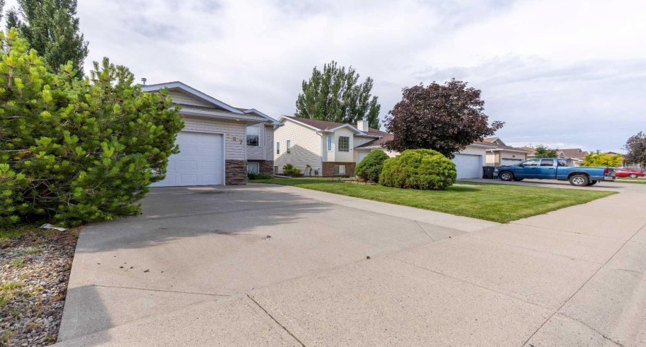 187 Cougar Way, Lethbridge, Alberta T1H 6P4, 3 Bedroom Bedrooms, 0 ,2 BathroomBathrooms,Residential,For Sale,Cougar,0,A2327650