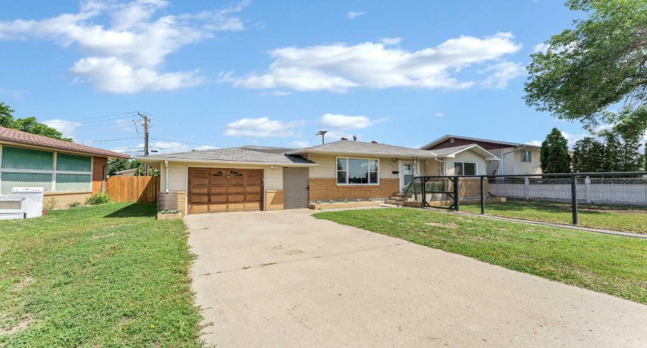 2711 Dunmore Road, Medicine Hat, Alberta T1A2A6, 4 Bedroom Bedrooms, 0 ,2 BathroomBathrooms,Residential,For Sale,Dunmore,0,A2327747