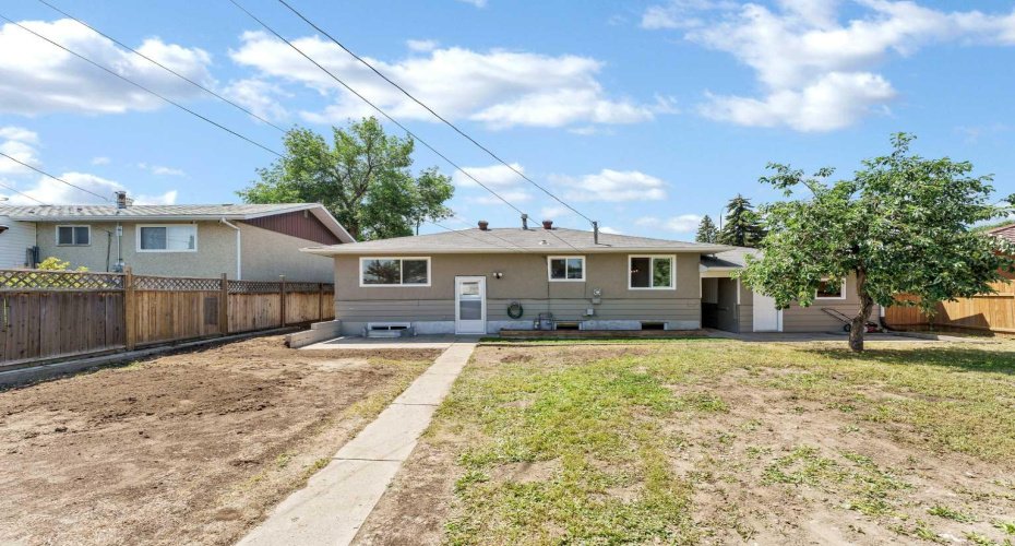 2711 Dunmore Road, Medicine Hat, Alberta T1A2A6, 4 Bedroom Bedrooms, 0 ,2 BathroomBathrooms,Residential,For Sale,Dunmore,0,A2327747