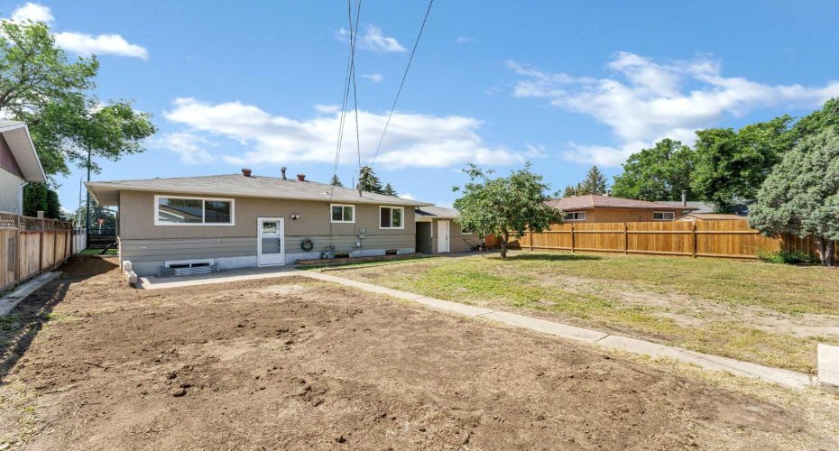 2711 Dunmore Road, Medicine Hat, Alberta T1A2A6, 4 Bedroom Bedrooms, 0 ,2 BathroomBathrooms,Residential,For Sale,Dunmore,0,A2327747
