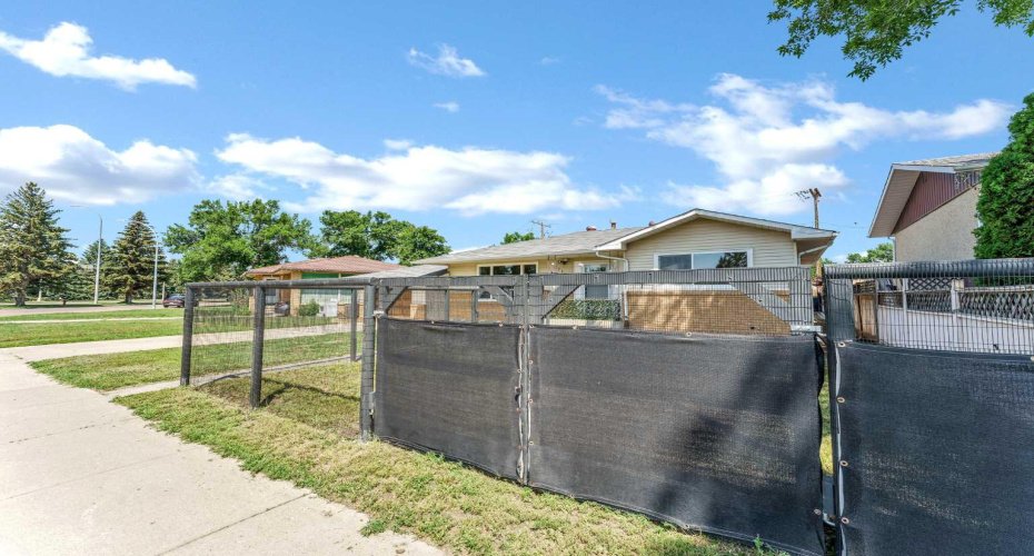2711 Dunmore Road, Medicine Hat, Alberta T1A2A6, 4 Bedroom Bedrooms, 0 ,2 BathroomBathrooms,Residential,For Sale,Dunmore,0,A2327747