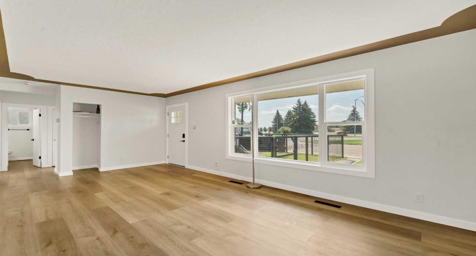 2711 Dunmore Road, Medicine Hat, Alberta T1A2A6, 4 Bedroom Bedrooms, 0 ,2 BathroomBathrooms,Residential,For Sale,Dunmore,0,A2327747