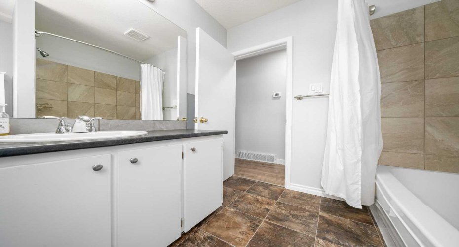 2631 16 Avenue, Medicine Hat, Alberta T1A 3T6, 3 Bedroom Bedrooms, 0 ,2 BathroomBathrooms,Residential,For Sale,16,0,A2327790