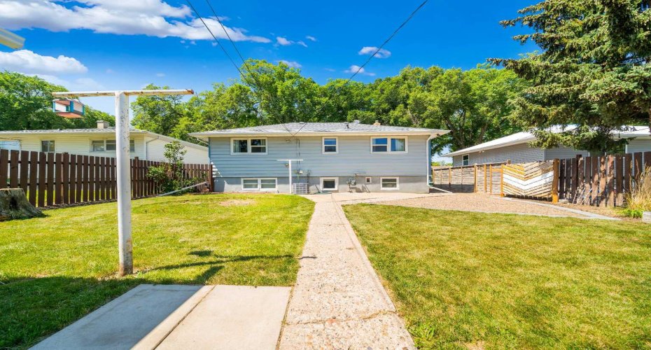 2631 16 Avenue, Medicine Hat, Alberta T1A 3T6, 3 Bedroom Bedrooms, 0 ,2 BathroomBathrooms,Residential,For Sale,16,0,A2327790