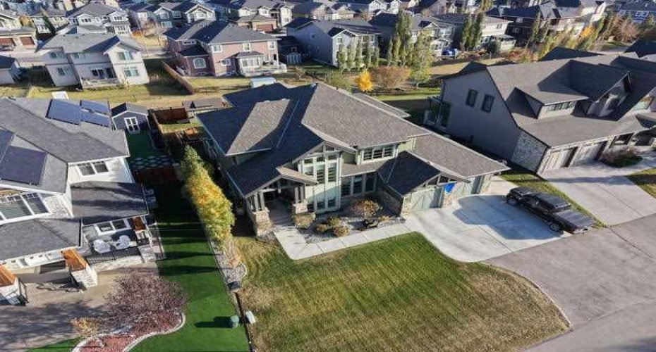 800 East Lakeview Road, Chestermere, Alberta T1X 1R2, 4 Bedrooms Bedrooms, ,4 BathroomsBathrooms,Residential,For Sale,East Lakeview,A2327881