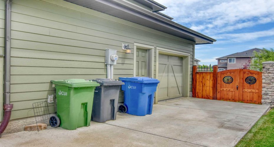 800 East Lakeview Road, Chestermere, Alberta T1X 1R2, 4 Bedrooms Bedrooms, ,4 BathroomsBathrooms,Residential,For Sale,East Lakeview,A2327881