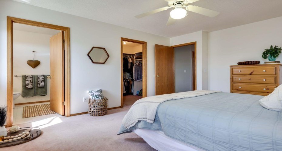large main with ensuite and walk in closet