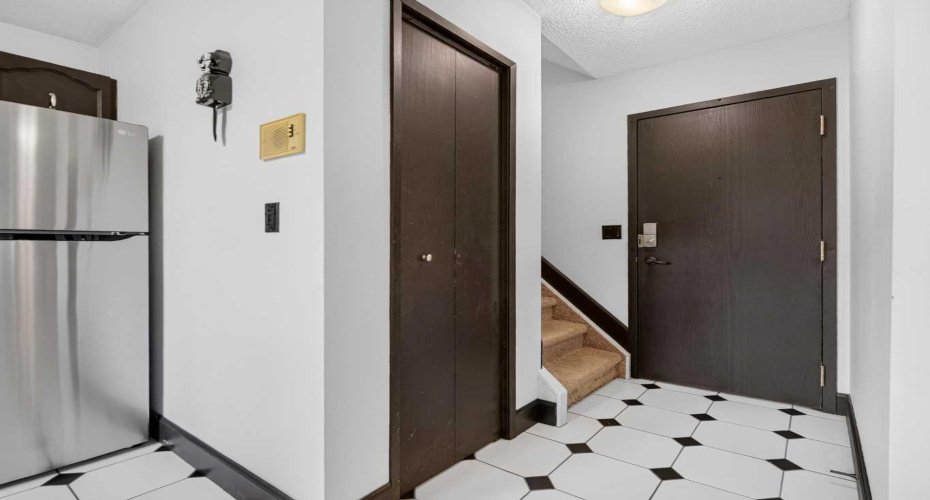 402 4 Avenue, Calgary, Alberta T2E0J5, 2 Bedroom Bedrooms, 0 ,2 BathroomBathrooms,Residential,For Sale,4,0,A2328031
