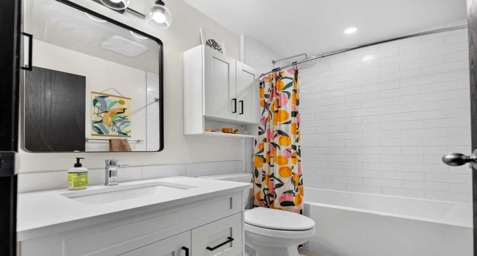 Upper Level Full Bath