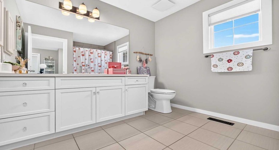 145 Kinniburgh Gardens, Chestermere, Alberta T1X 0R7, 3 Bedrooms Bedrooms, ,3 BathroomsBathrooms,Residential,For Sale,Kinniburgh,A2328052