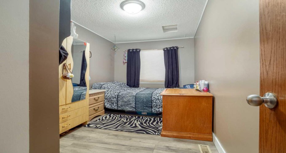 239 19 Street, Lethbridge, Alberta T1H 3J9, 3 Bedroom Bedrooms, 0 ,2 BathroomBathrooms,Residential,For Sale,19,0,A2328149