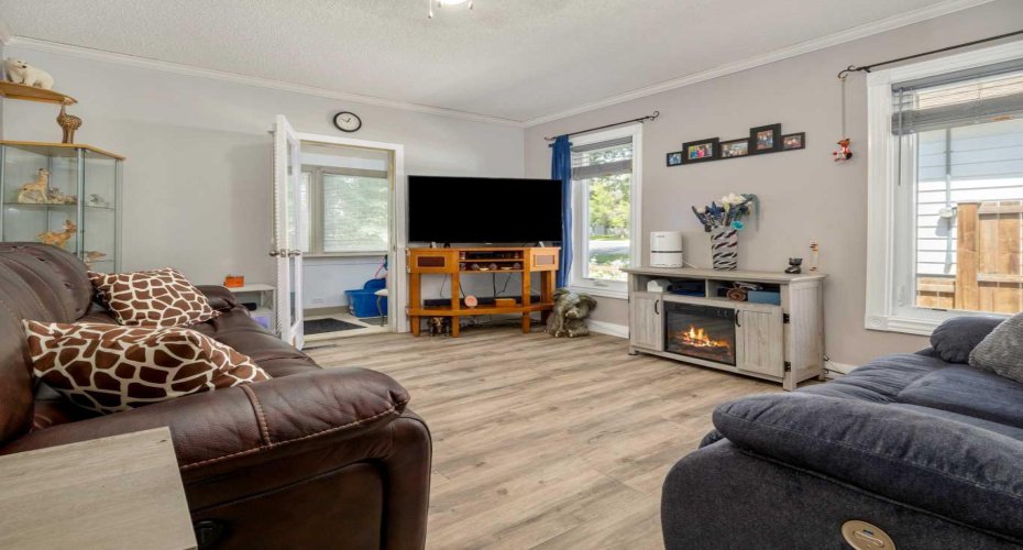 239 19 Street, Lethbridge, Alberta T1H 3J9, 3 Bedroom Bedrooms, 0 ,2 BathroomBathrooms,Residential,For Sale,19,0,A2328149