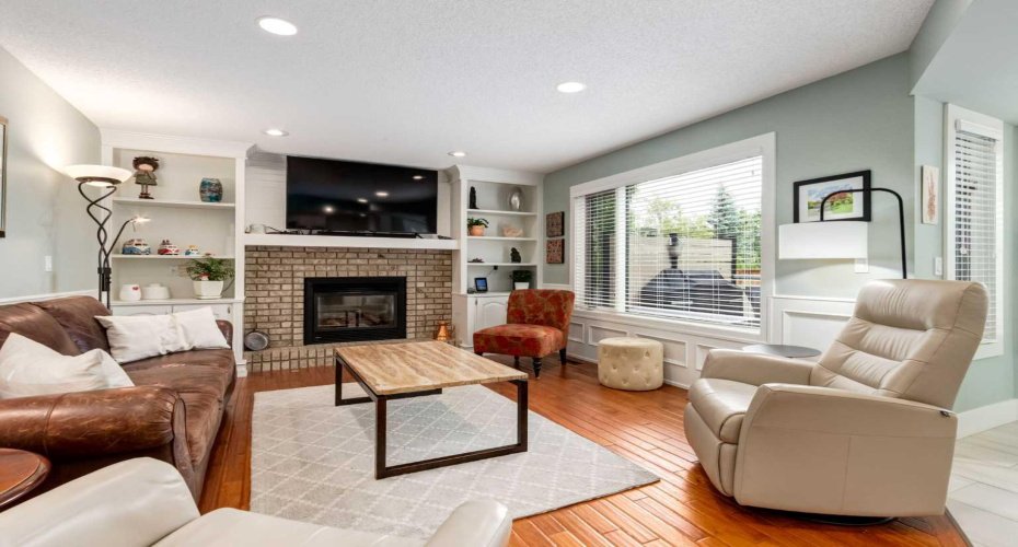 367 Woodbriar Circle, Calgary, Alberta T2W 6A4, 4 Bedroom Bedrooms, 0 ,4 BathroomBathrooms,Residential,For Sale,Woodbriar,0,A2328159
