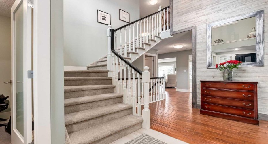 367 Woodbriar Circle, Calgary, Alberta T2W 6A4, 4 Bedroom Bedrooms, 0 ,4 BathroomBathrooms,Residential,For Sale,Woodbriar,0,A2328159