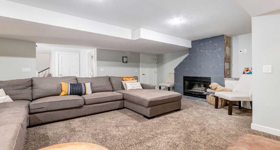 367 Woodbriar Circle, Calgary, Alberta T2W 6A4, 4 Bedroom Bedrooms, 0 ,4 BathroomBathrooms,Residential,For Sale,Woodbriar,0,A2328159