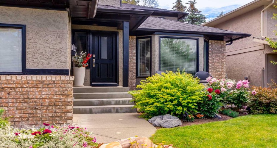 367 Woodbriar Circle, Calgary, Alberta T2W 6A4, 4 Bedroom Bedrooms, 0 ,4 BathroomBathrooms,Residential,For Sale,Woodbriar,0,A2328159