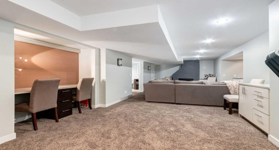 367 Woodbriar Circle, Calgary, Alberta T2W 6A4, 4 Bedroom Bedrooms, 0 ,4 BathroomBathrooms,Residential,For Sale,Woodbriar,0,A2328159