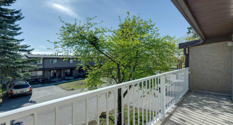 1055 72 Avenue, Calgary, Alberta T2K 5S4, 3 Bedroom Bedrooms, 0 ,2 BathroomBathrooms,Residential,For Sale,72,0,A2312049