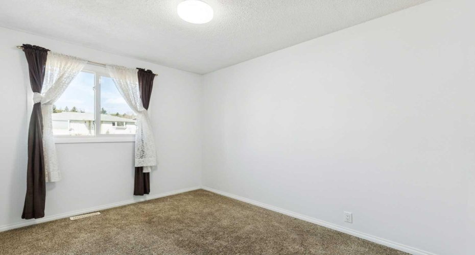 1055 72 Avenue, Calgary, Alberta T2K 5S4, 3 Bedroom Bedrooms, 0 ,2 BathroomBathrooms,Residential,For Sale,72,0,A2312049