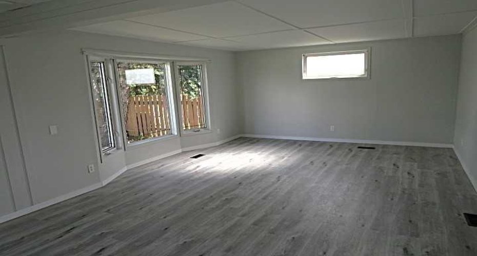 Big Livingroom with Bay Window.