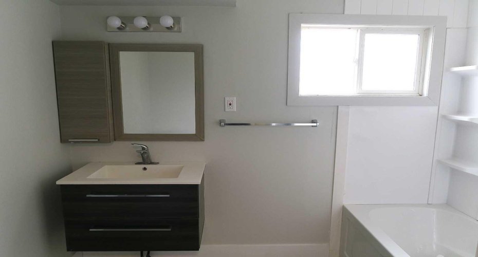 Main Bathroom.