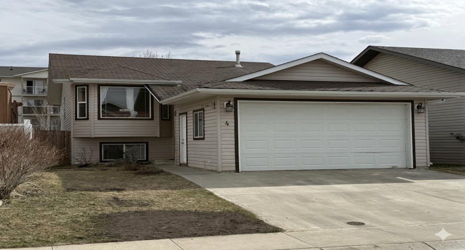 4 Horne Close, Sylvan Lake, Alberta T4S 0C4, 4 Bedroom Bedrooms, 0 ,2 BathroomBathrooms,Residential,For Sale,Horne,0,A2328470