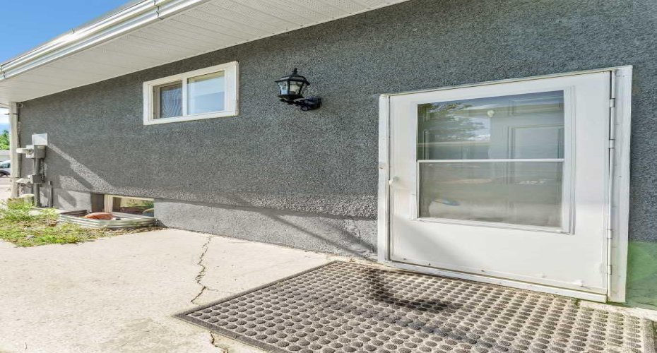 2257 Upland Drive, Medicine Hat, Alberta T1A 7K3, 0 , 0 ,0,Multi-family,For Sale,Upland,0,A2321614
