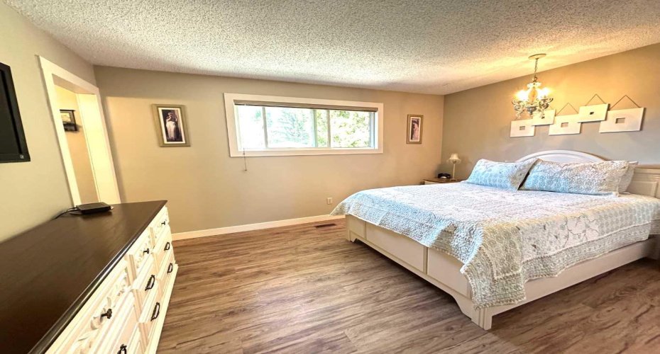 53 Carswell Road, Medicine Hat, Alberta T1B1L9, 6 Bedroom Bedrooms, 0 ,3 BathroomBathrooms,Residential,For Sale,Carswell,0,A2326004