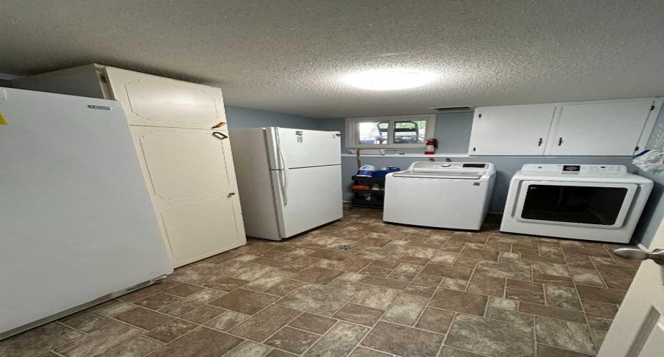 53 Carswell Road, Medicine Hat, Alberta T1B1L9, 6 Bedroom Bedrooms, 0 ,3 BathroomBathrooms,Residential,For Sale,Carswell,0,A2326004