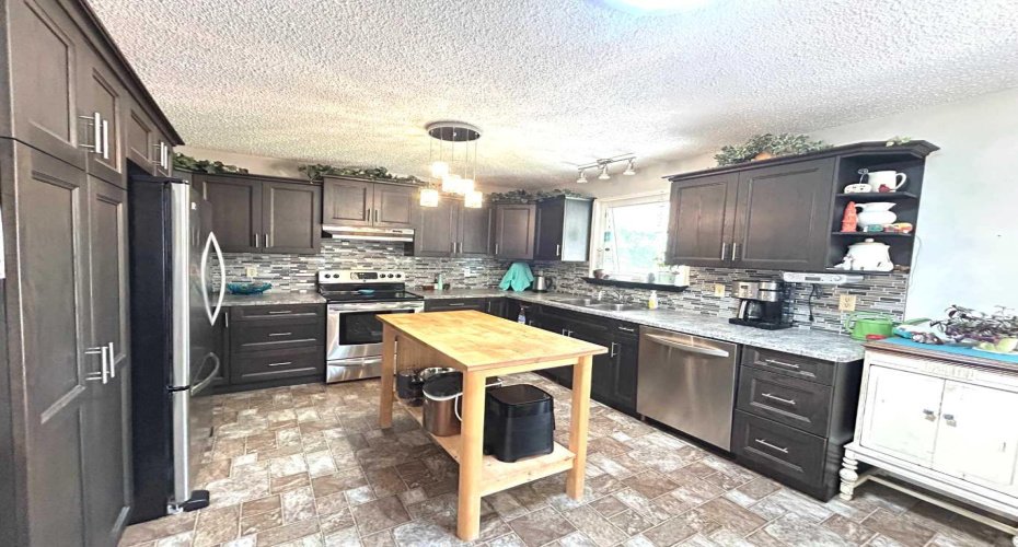 53 Carswell Road, Medicine Hat, Alberta T1B1L9, 6 Bedroom Bedrooms, 0 ,3 BathroomBathrooms,Residential,For Sale,Carswell,0,A2326004