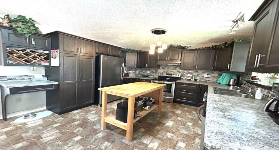 53 Carswell Road, Medicine Hat, Alberta T1B1L9, 6 Bedroom Bedrooms, 0 ,3 BathroomBathrooms,Residential,For Sale,Carswell,0,A2326004