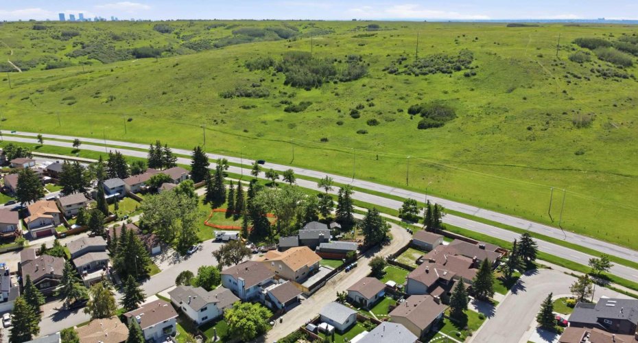 43 Beaconsfield Place, Calgary, Alberta T3K1W8, 4 Bedroom Bedrooms, 0 ,3 BathroomBathrooms,Residential,For Sale,Beaconsfield,0,A2326961