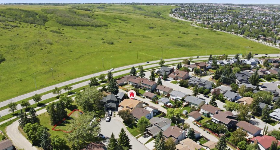 43 Beaconsfield Place, Calgary, Alberta T3K1W8, 4 Bedroom Bedrooms, 0 ,3 BathroomBathrooms,Residential,For Sale,Beaconsfield,0,A2326961