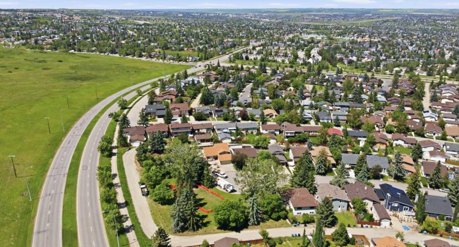 43 Beaconsfield Place, Calgary, Alberta T3K1W8, 4 Bedroom Bedrooms, 0 ,3 BathroomBathrooms,Residential,For Sale,Beaconsfield,0,A2326961