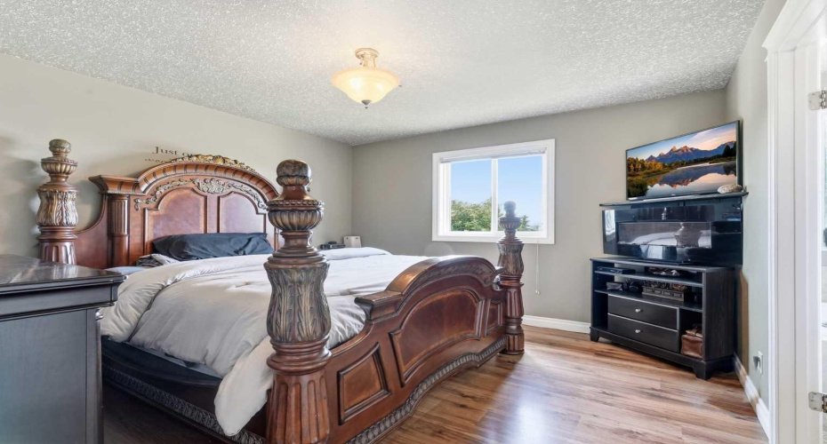 Primary bedroom with 4 piece bathroom & walk-in closet