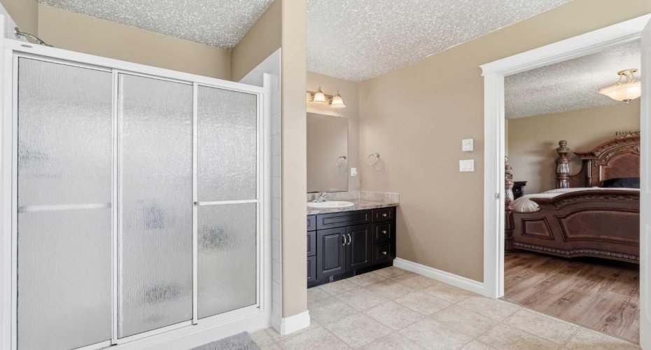 Primary bedroom bathroom