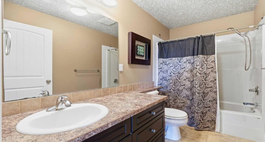 4 piece main bathroom