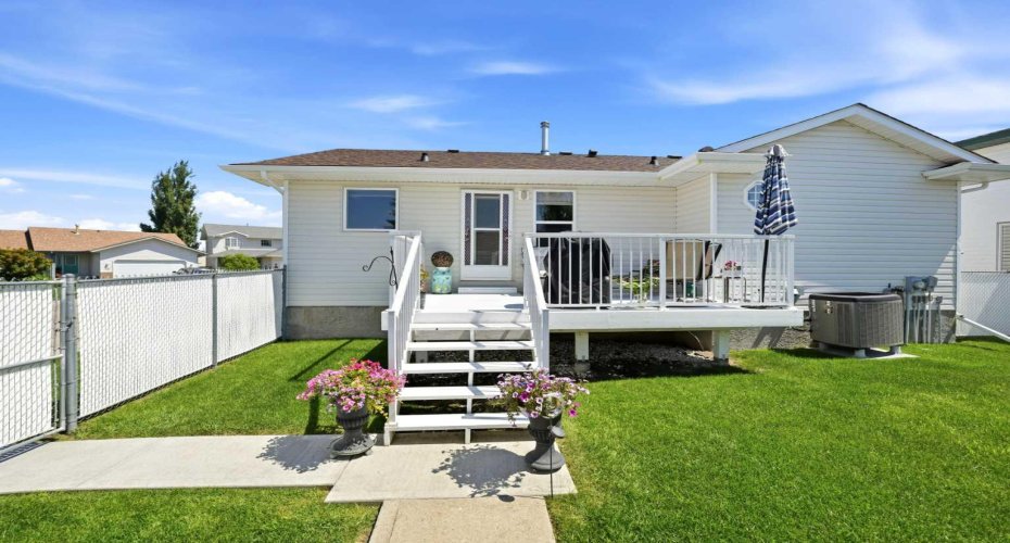 109 Logan Close, Red Deer, Alberta T4R 2N0, 4 Bedroom Bedrooms, 0 ,3 BathroomBathrooms,Residential,For Sale,Logan,0,A2328044