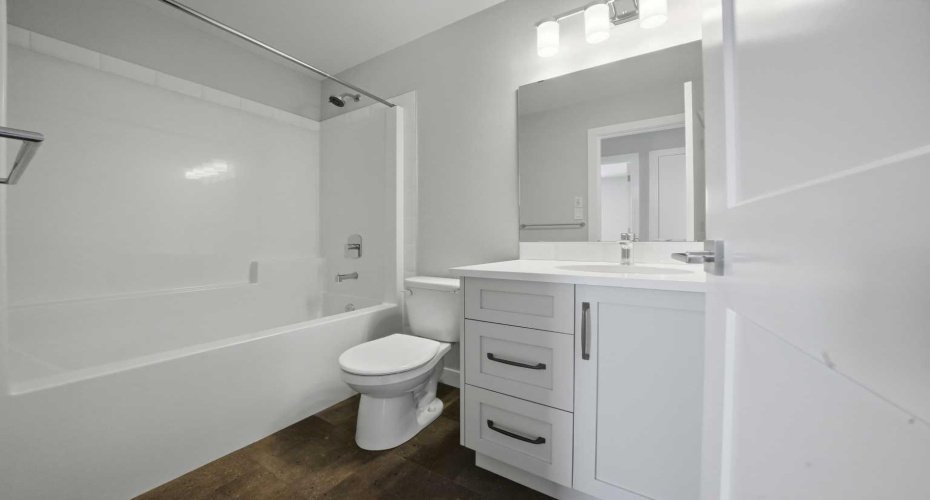 Upper Floor Full Bathroom