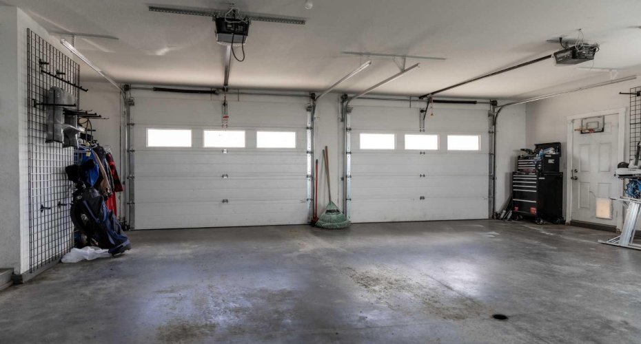 Ovesized Double Heated Garage