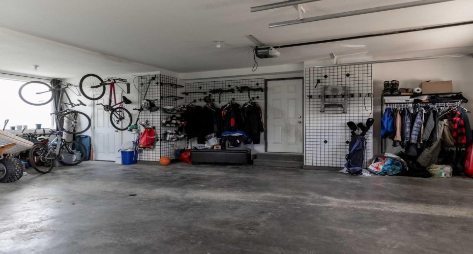 Ovesized Double Heated Garage