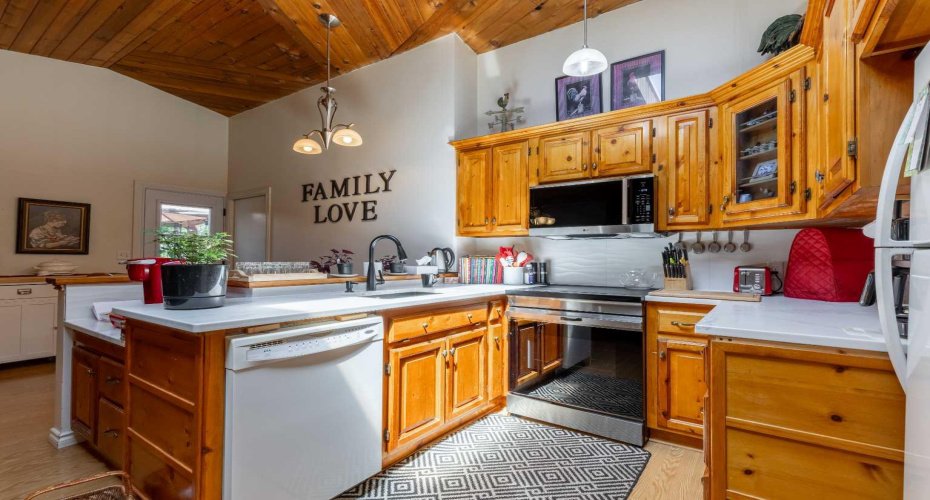 152S 100E, Raymond, Alberta T0K 2S0, 5 Bedroom Bedrooms, 0 ,3 BathroomBathrooms,Residential,For Sale,100E,0,A2328433