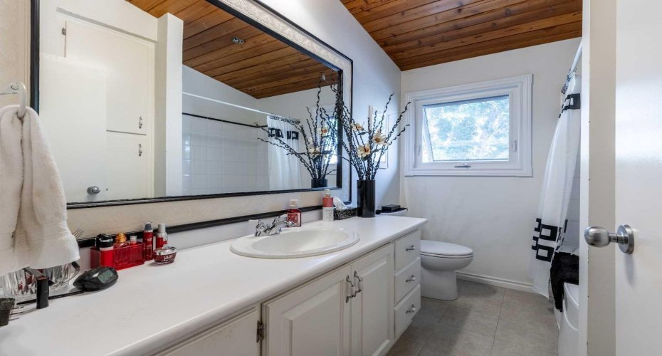 152S 100E, Raymond, Alberta T0K 2S0, 5 Bedroom Bedrooms, 0 ,3 BathroomBathrooms,Residential,For Sale,100E,0,A2328433